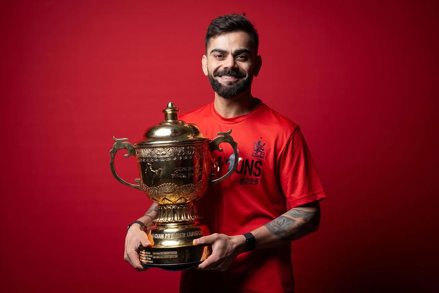 বহু প্রতীক্ষা শেষে ‘প্রিয় বন্ধু’কে আলিঙ্গন, ‘পার্টি মুড অন’ করেই আবেগঘন পোস্ট কোহলির