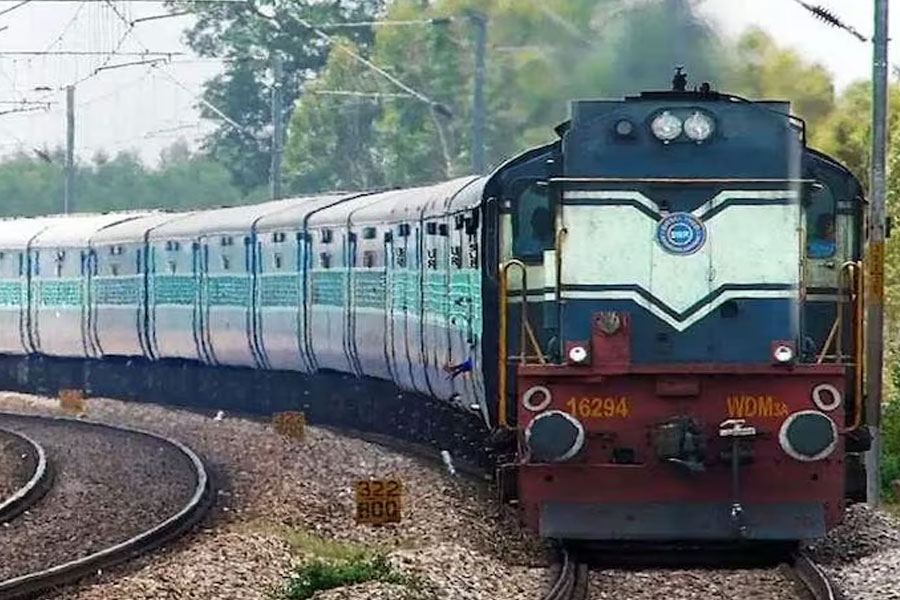 আকাশে বিপর্যয়, পাশে দাঁড়াতে দিল্লি-মুম্বই রুটে বিশেষ ট্রেন চালাচ্ছে পশ্চিম রেল