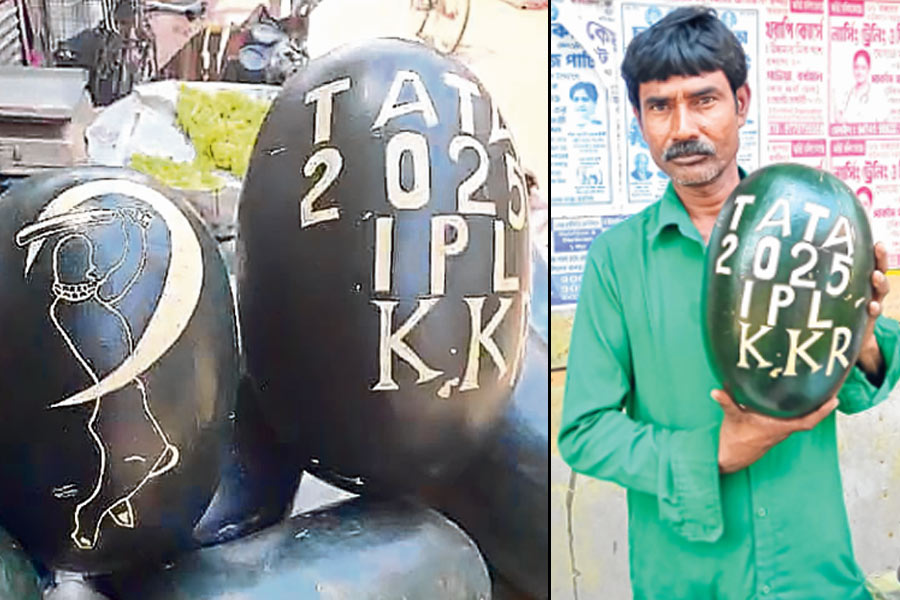 ফলের বাজারেও আইপিএল জ্বর, তরমুজে নানা মোটিফ এঁকে তাক লাগালেন বিক্রেতা