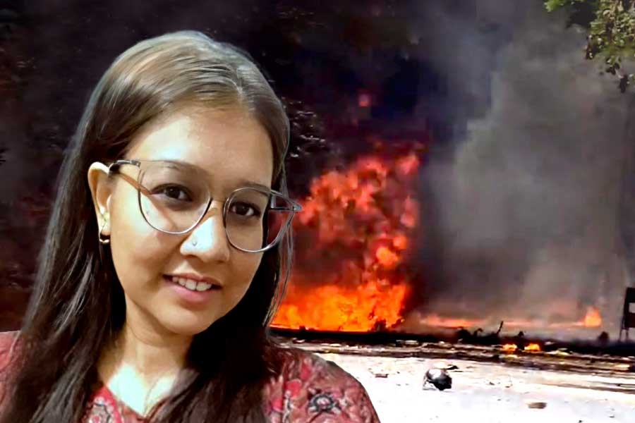 মেয়েকে বিলেতে পাঠাচ্ছিলেন রিকশা চালক বাবা, পুড়ে ছাই ‘স্বপ্ন’