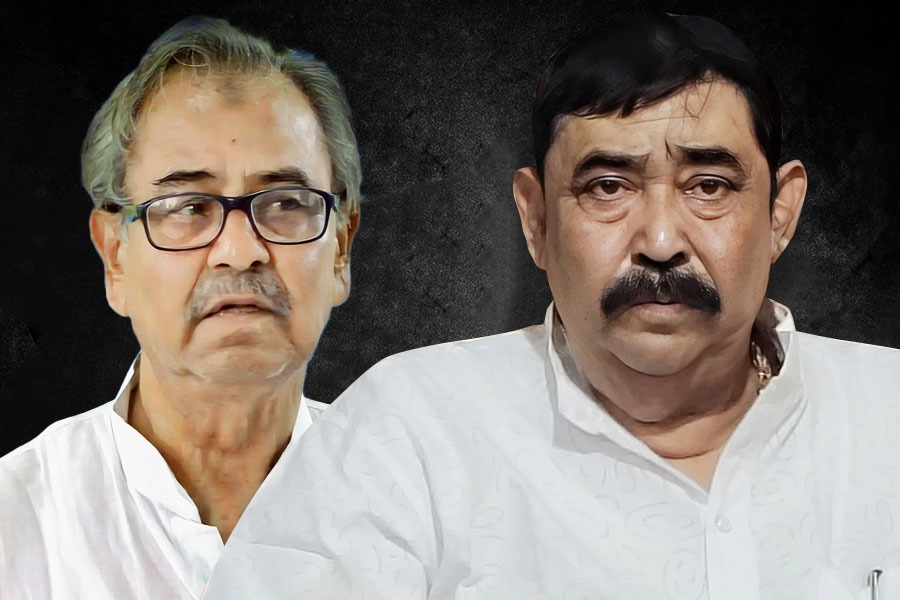 একই দিনে বৈঠকের ডাক অনুব্রত-আশিসের, কেষ্টর বিরুদ্ধে শৃঙ্খলাভঙ্গের অভিযোগ জেলা নেতৃত্বের
