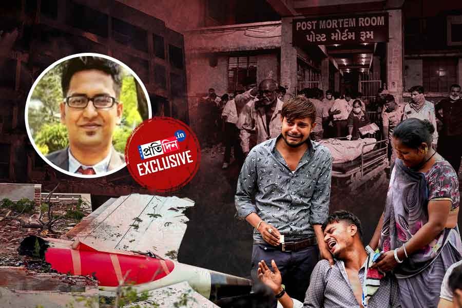 চিৎকার, মানুষ পোড়া গন্ধ! হাড়হিম বর্ণনায় আহমেদাবাদের বাঙালি ডাক্তার