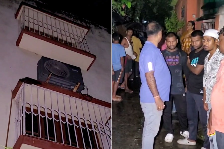 কসবার ফ্ল্যাট থেকে একই পরিবারের তিন জনের দেহ উদ্ধার!