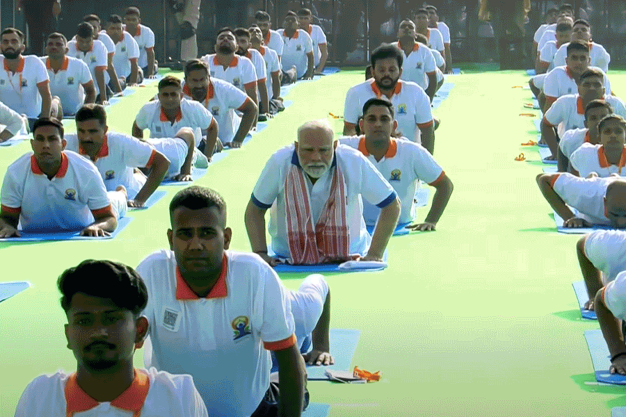 ‘অস্থির বিশ্বে শান্তির দিশা দেবে যোগ’, ৫ লক্ষ মানুষের সঙ্গে যোগাসনে অংশ নিয়ে বার্তা মোদির