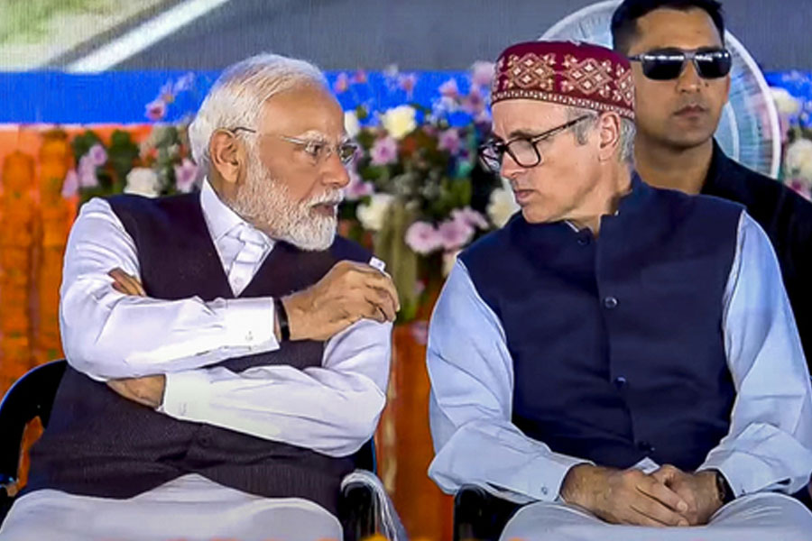 ‘ওঁর পদোন্নতি, আমার অবনতি’, মোদির সামনেই উপরাজ্যপালকে খোঁচা মুখ্যমন্ত্রী ওমরের