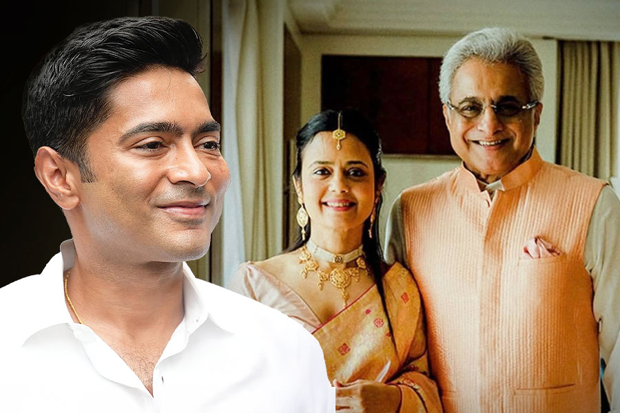 সাত পাকে বাঁধা পড়েছেন মহুয়া-পিনাকী, শুভেচ্ছা জানালেন অভিষেক