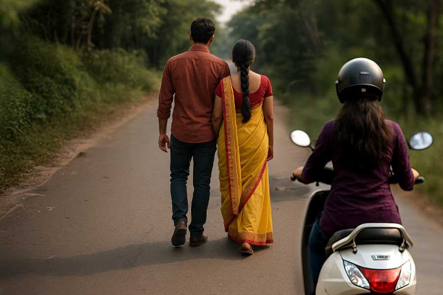 পাশের বাড়ির বউদির সঙ্গে প্রেম স্বামীর, হাতেনাতে ধরতে ধাওয়া করলেন স্ত্রী, তারপর…