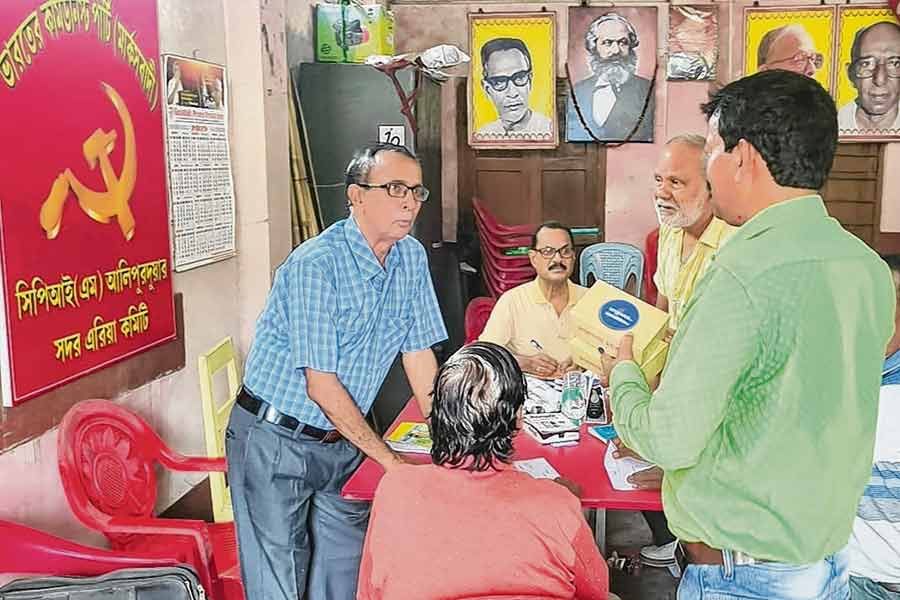 রাজনীতিকে থোড়াই কেয়ার, দিঘার মহাপ্রসাদ হাতে আলিপুরদুয়ারে খুশি বাম-বিজেপি নেতা-কর্মীরাও