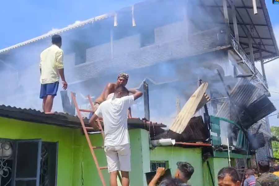 আলিপুরদুয়ারে আগুনে পুড়ল জন বার্লার পৈতৃক বাড়ি! অগ্নিকাণ্ডের কারণ নিয়ে ধোঁয়াশা