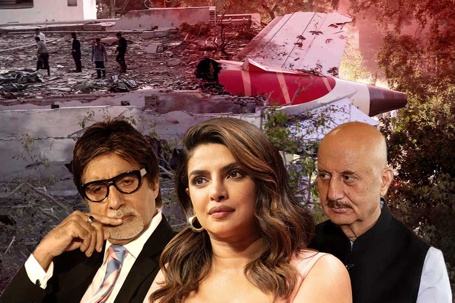 ‘হে ঈশ্বর!’ বিমান দুর্ঘটনায় শোকস্তব্ধ শাহেনশা, মৃতদের জন্য প্রার্থনা অনুপম-প্রিয়াঙ্কারও