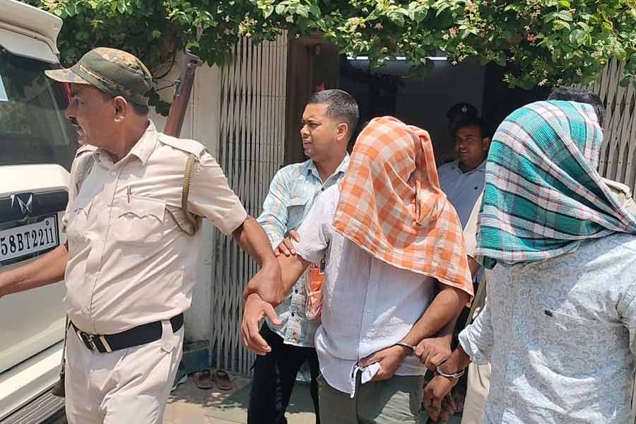 পুলিশ, এসটিএফের যৌথ অভিযানে সাফল্য, দেড় কোটি টাকার হেরোইন উদ্ধার মুর্শিদাবাদে