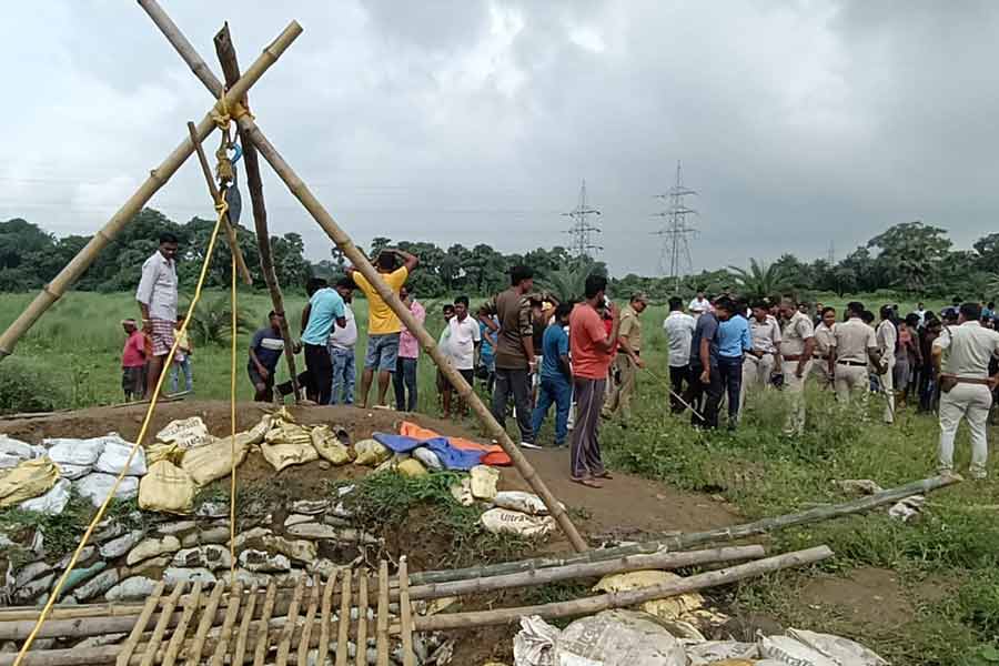 পরিত্যক্ত খনিতে কয়লা তুলতে গিয়ে মৃত্যু, নিখোঁজ আরও ১, উত্তেজনা জামুরিয়ায়