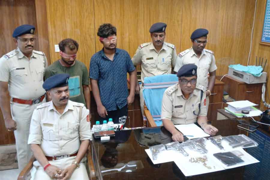 অভিযান চালিয়ে বড় সাফল্য পুলিশের, বহরমপুর ও সাগরপাড়ায় বিপুল অস্ত্র-কার্তুজ উদ্ধার