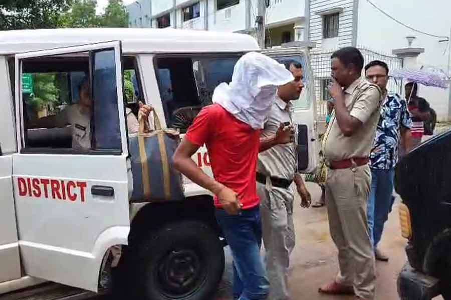 আম খাওয়ানোর লোভ দেখিয়ে নাবালিকাকে ‘ধর্ষণ’, গ্রেপ্তার প্রতিবেশী কাকু
