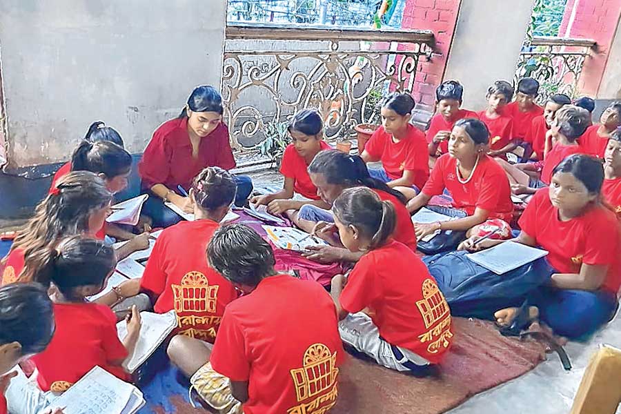 পড়ন্ত বিকেলে বারান্দায় একদল রোদ্দুর, হাওড়া মহিলা থানায় বসছে পাঠশালার আসর