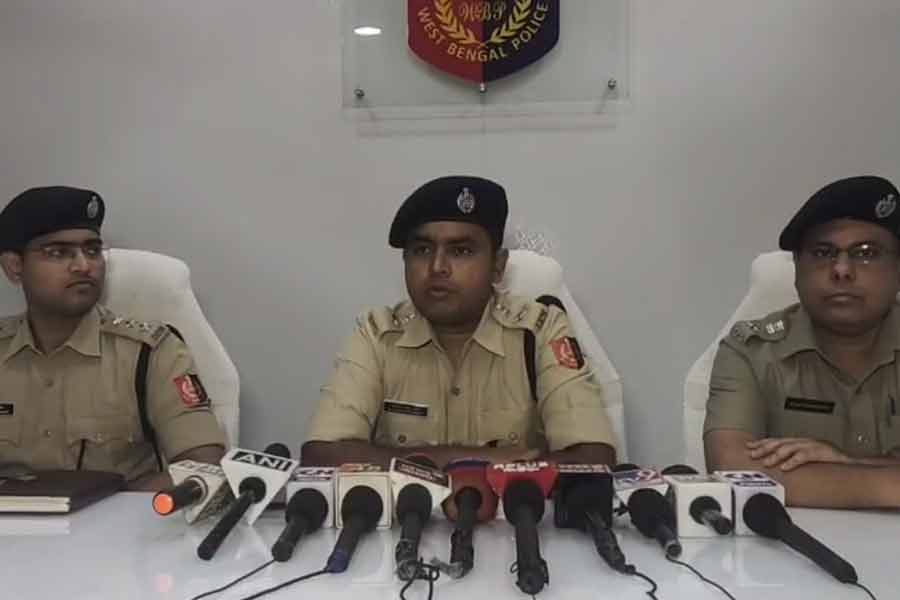 ১৫ কোটি টাকার প্রতারণা করে ফ্ল্যাট-গাড়ি, সোনার গয়না কেনা? বারুইপুরে গ্রেপ্তার ৩