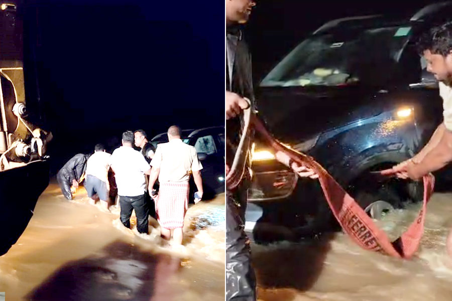 বেলপাহাড়িতে হড়পা বানে ভেসে যাওয়ার উপক্রম, পর্যটকদের উদ্ধার করল পুলিশ