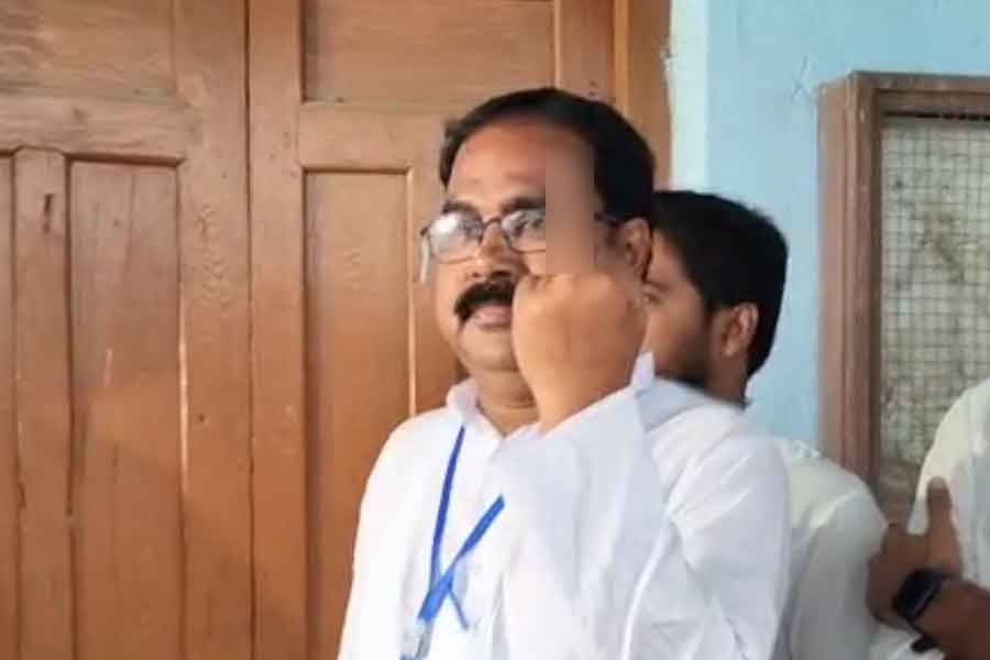 ভোটদানের পর মধ্যমা প্রদর্শন! উপনির্বাচন চলাকালীন বিতর্কে কালীগঞ্জের বিজেপি প্রার্থী