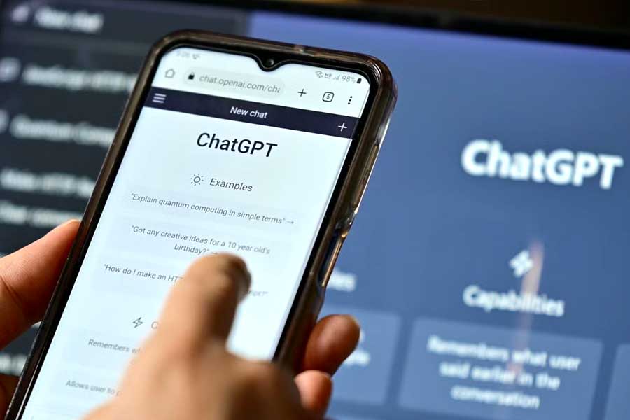 দিনভর ChatGPT’র সঙ্গে গল্প করছেন? ভুলেও এই প্রশ্নগুলি করবেন না!