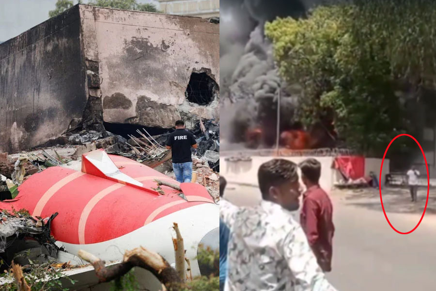 পিছনে জ্বলছে অভিশপ্ত বিমান, হেঁটে আসছেন ‘মৃত্যুঞ্জয়ী’ রমেশ, ভাইরাল ভিডিও