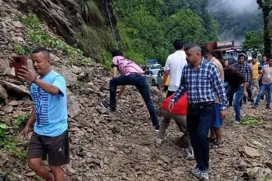 অতি ভারী বৃষ্টিতে হলুদ সতর্কতা জারি তিস্তা-জলঢাকায়, ভূমিধসে বিপর্যস্ত ১০ নম্বর জাতীয় সড়ক