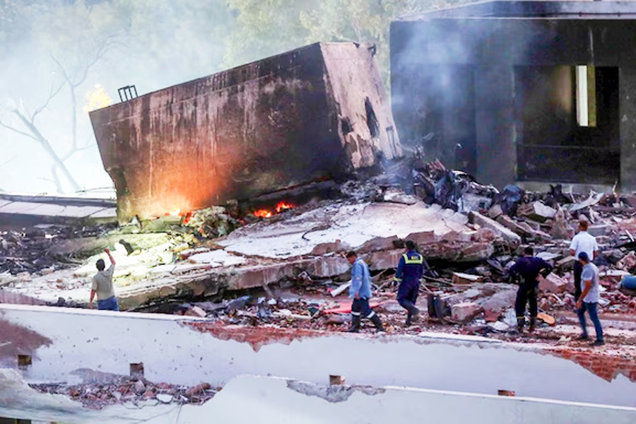 ‘মনে হল ভূমিকম্প, কালো ধোঁয়া…’, আহমেদাবাদের ভয়াবহ স্মৃতি ভুলতে পারছেন না স্থানীয়রা