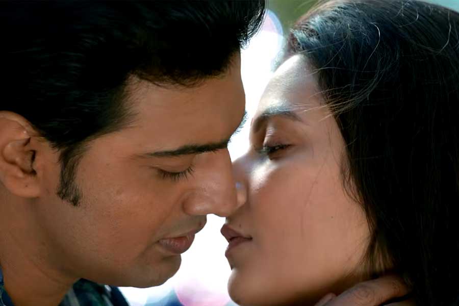 ঠোঁটে ঠোঁট দেব-শুভশ্রীর, পরতে পরতে রহস্য, প্রথম ঝলকেই বাজিমাত ‘ধূমকেতু’র