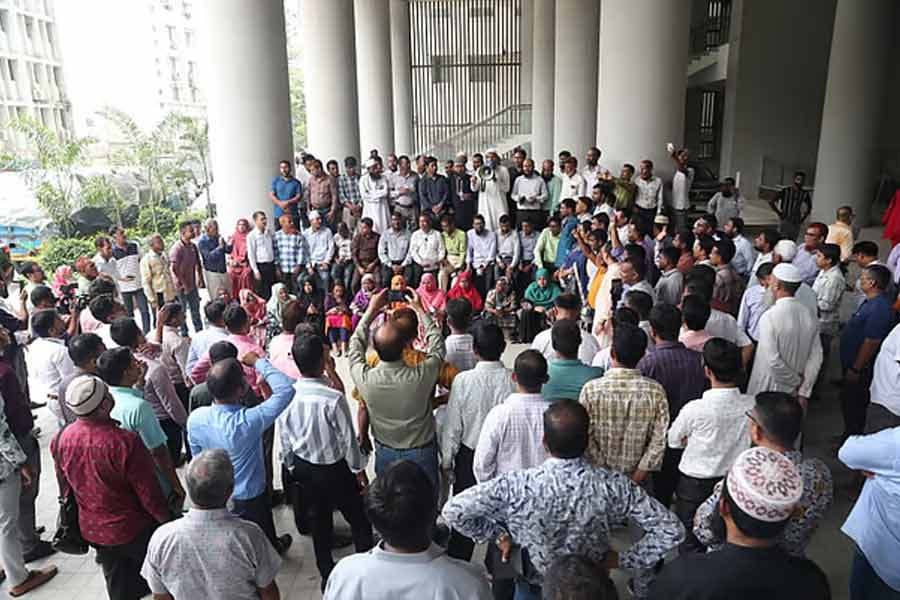 ইদের ছুটি কাটতেই দাবিতে অনড়, ফের ইউনুস সরকারের বিরুদ্ধে সচিবালয়ে বিক্ষোভ সরকারি কর্মীদের