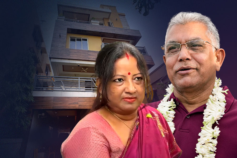 জামাইষষ্ঠীতে মামা শ্বশুরের বাড়িতে সস্ত্রীক দিলীপ ঘোষ