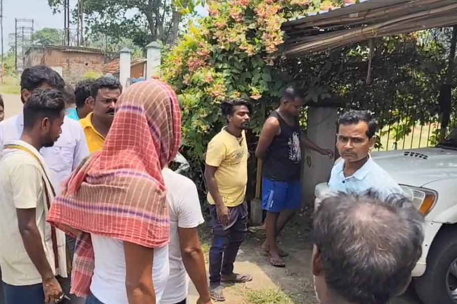 মদ্যপান, জুয়ার আসরের বিরুদ্ধে থানায় অভিযোগ, প্রতিবাদীর গাড়িতে আগুন দুষ্কৃতীদের!