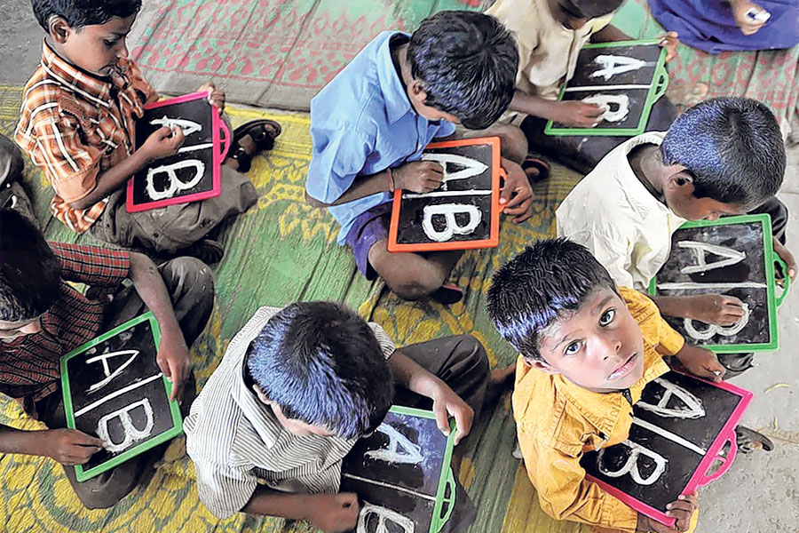 ইংরেজির নাক কেটে ভারতীয় ভাষার যাত্রাভঙ্গ