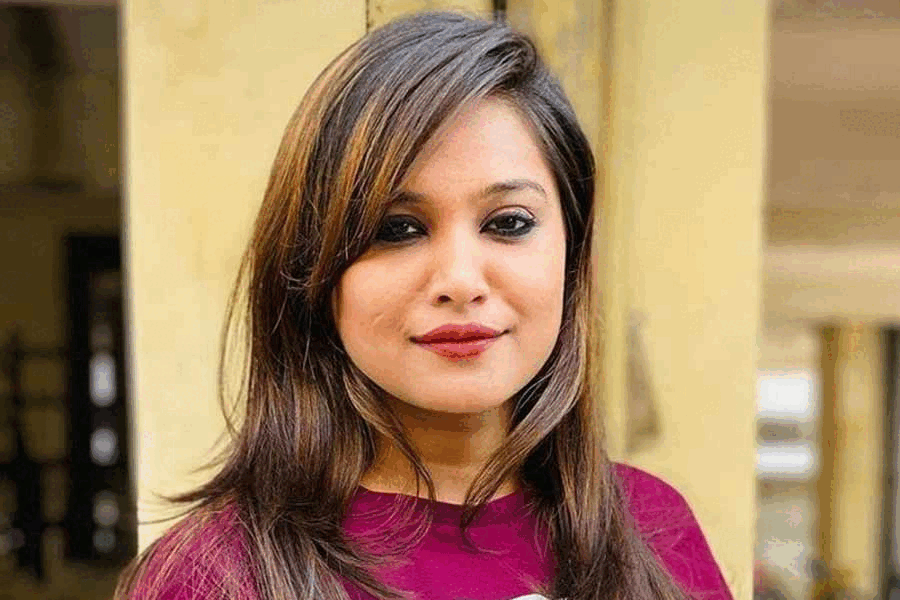 বৃদ্ধ ব্যবসায়ীকে যৌনতার টোপ! কোটি কোটি টাকা প্রতারণায় গ্রেপ্তার ‘সুন্দরী’ ইনফ্লুয়েন্সার