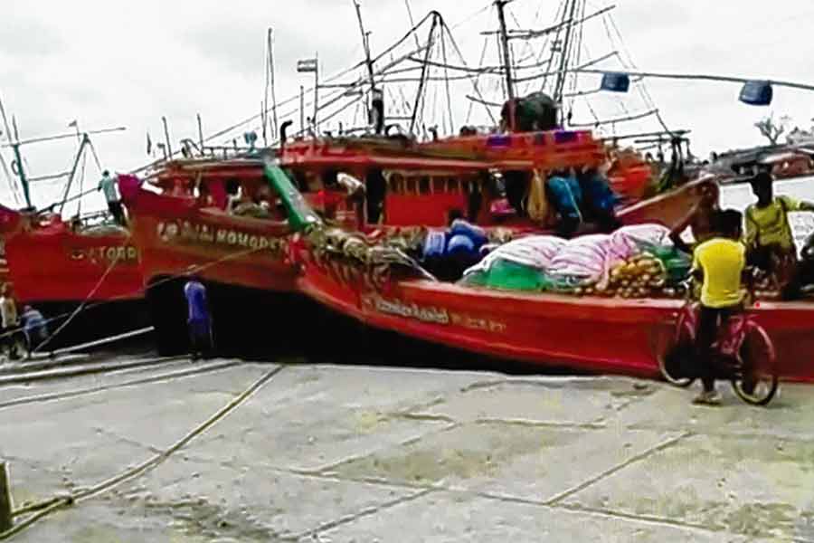 সমুদ্রে মাছ ধরায় দু’মাসের নিষেধাজ্ঞা, বাঙালির পাতে অমিল পমফ্রেট, তোপসে-ভোলা