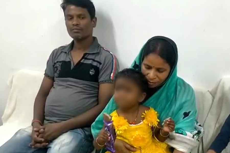 আইনি ঝামেলায় হোমে শিশুকন্যা, হুগলি জেলা পরিষদের কর্মাধ্যক্ষের হস্তক্ষেপে মেয়ে ফিরে পেলেন বাবা-মা
