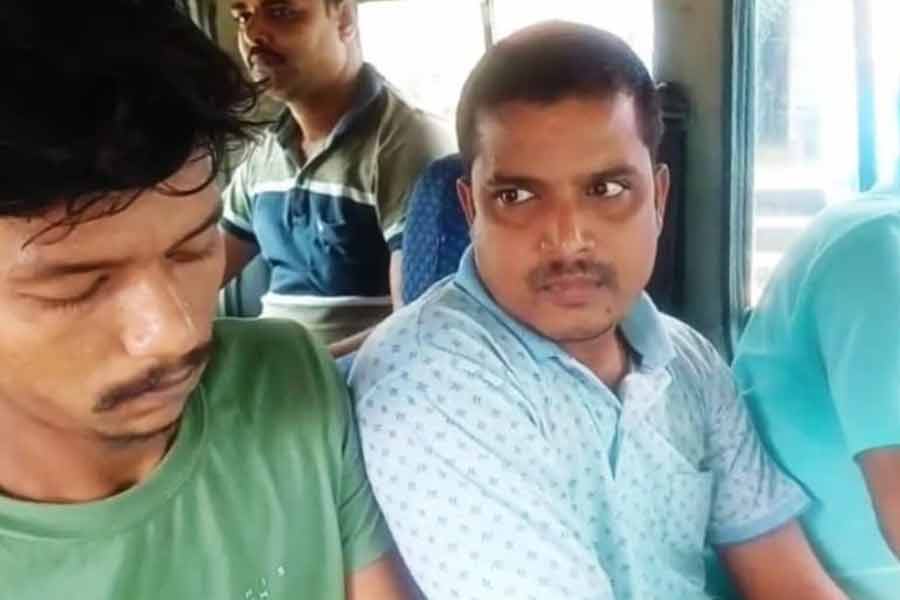 নকল সোনা বন্দক দিয়ে একাধিক ব্যাঙ্ক থেকে তিন কোটি টাকা ঋণ! তারকেশ্বরে গ্রেপ্তার ৪