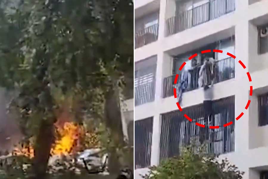 হস্টেল বিল্ডিং থেকে ঝাঁপ দিয়ে বাঁচার চেষ্টা! ভাইরাল বিমান দুর্ঘটনার মুহূর্তের নয়া ভিডিও