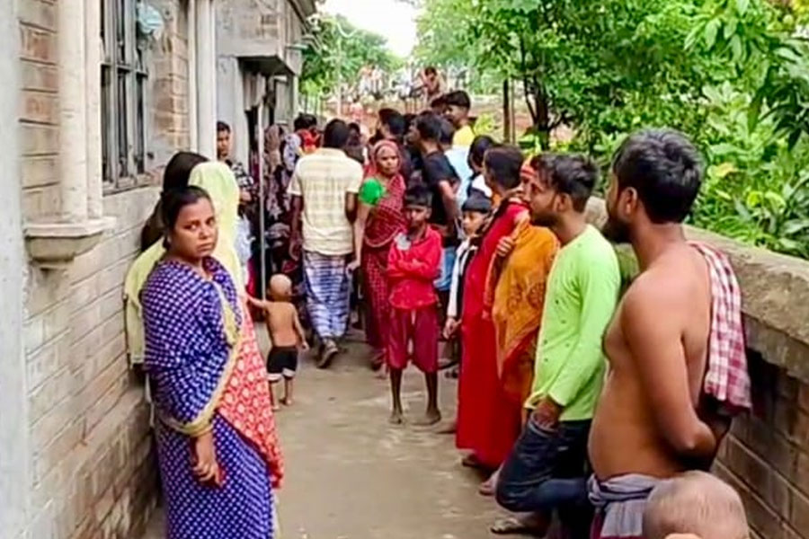 তিন সন্তানের সামনেই সুতিতে স্ত্রীকে গলা কেটে ‘খুন’, পলাতক স্বামী