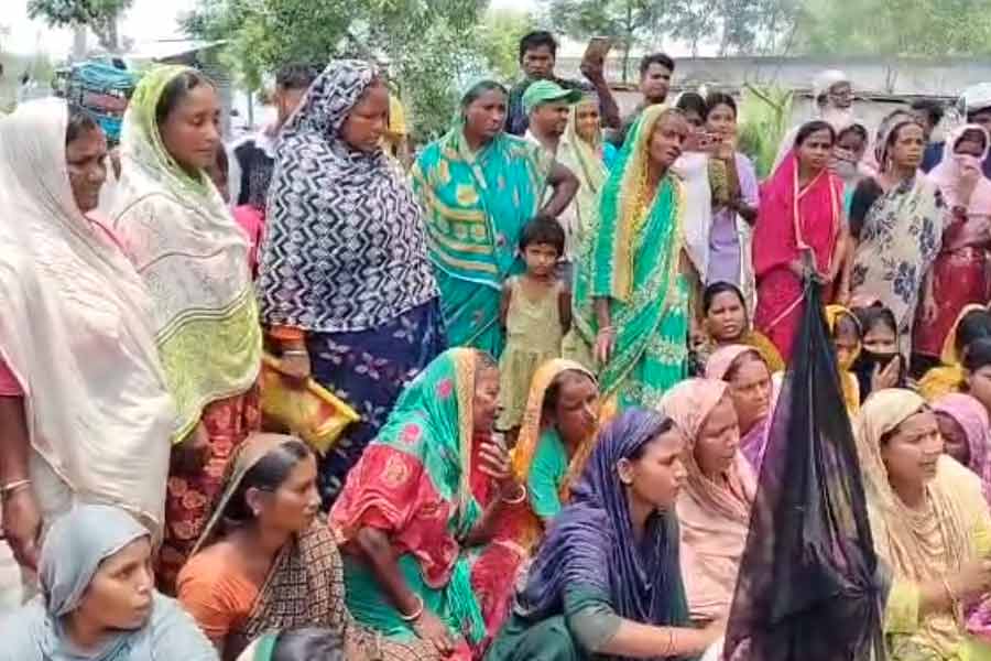 মোবাইল চুরি কাণ্ডে গ্রেপ্তার ২, দফায় দফায় বিক্ষোভে উত্তাল ইসলামপুর, রাজ্য সড়কে জ্বলছে টায়ার!