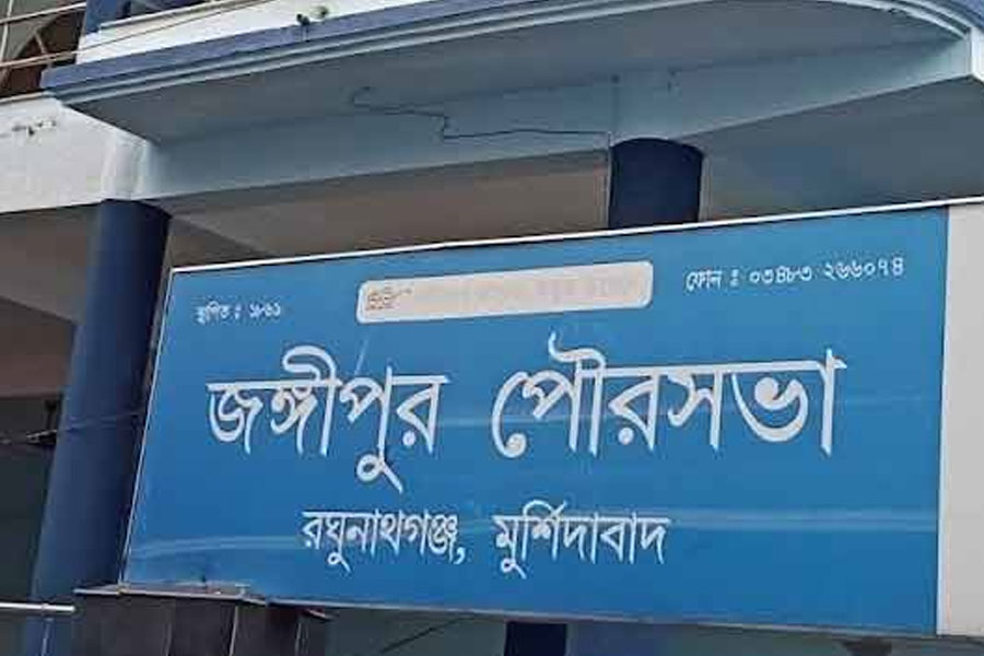 শীর্ষ নেতৃত্বের হস্তক্ষেপে কাটল জঙ্গিপুর পুরসভার জট? চেয়ারম্যান থাকছেন মফিজুলই