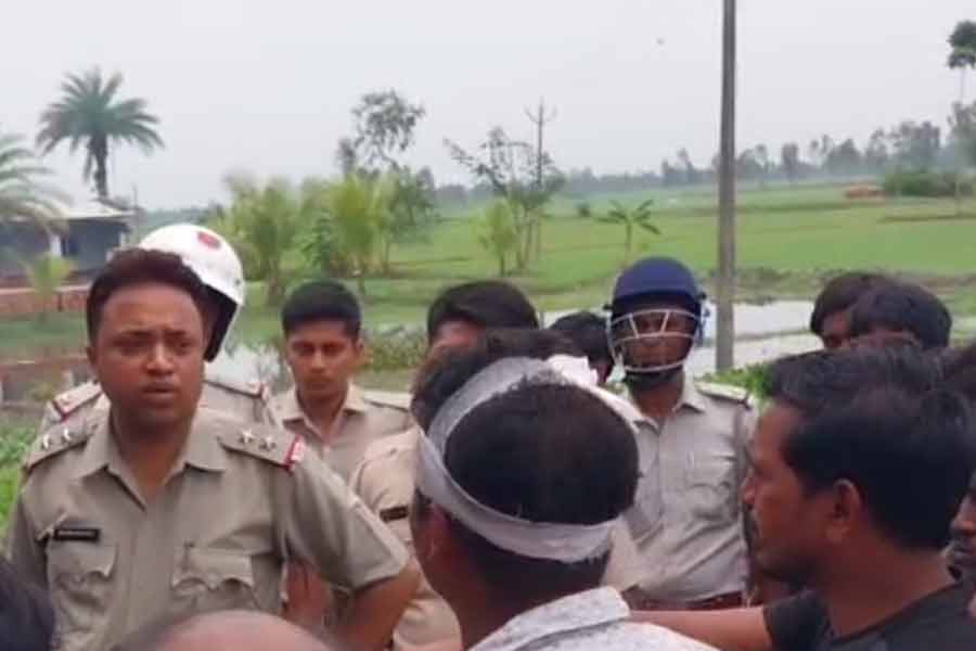 প্রকাশ্যে মদ্যপানের বিরোধিতা করে ‘খুন’, জয়নগরে রাস্তায় গাছ ফেলে বিক্ষোভ স্থানীয়দের