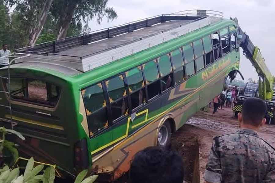 সামনে চলে আসা বাইক আরোহীকে বাঁচাতে গিয়ে নয়ানজুলিতে যাত্রীবোঝাই বাস, মৃত ১, জখম ২৯
