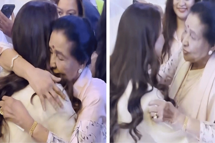 প্রিমিয়ারে আশা ভোঁসলের পা ছুঁয়ে আশীর্বাদ জুহির, ‘সিতারে জমিন পর’ কেমন লাগল?