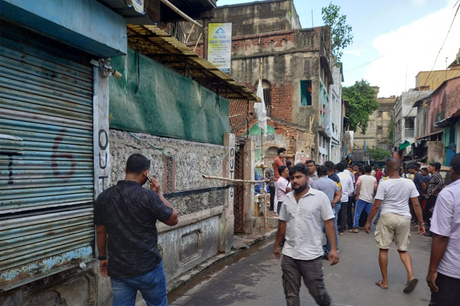 কালীঘাটে ভরা রাস্তায় ধারালো অস্ত্রের কোপ! ‘খুন’ সোনা-রুপোর দোকানের ম্যানেজার