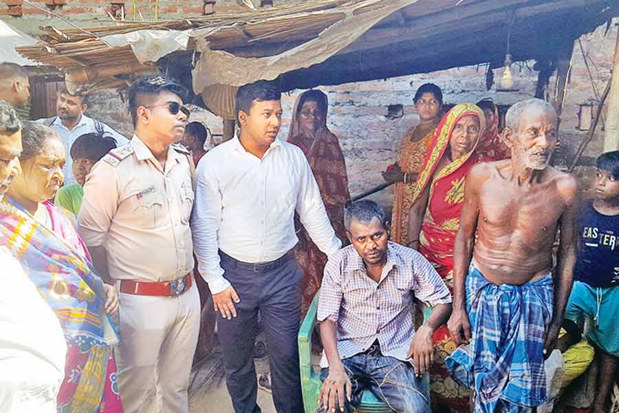 ২২ বছর পর ফিরল স্মৃতি, হাতের ‘লাভ চিহ্ন’ দেখে চিনলেন বাবা-মা, অগ্রদ্বীপে ঘরে ফিরলেন যুবক