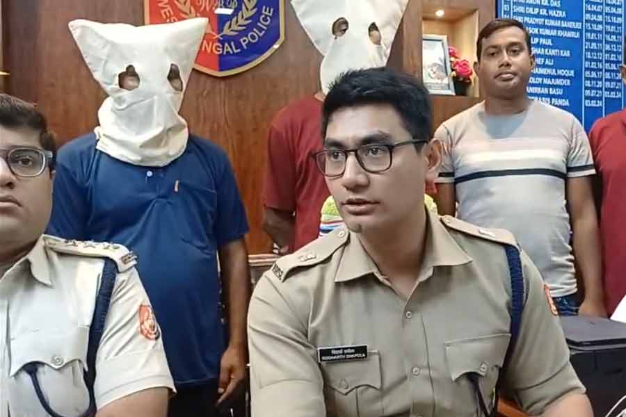 প্রাতঃভ্রমণকারীদের চোখে লঙ্কার গুঁড়ো দিয়ে একের পর এক গয়না ছিনতাই! অবশেষে পুলিশের জালে ২