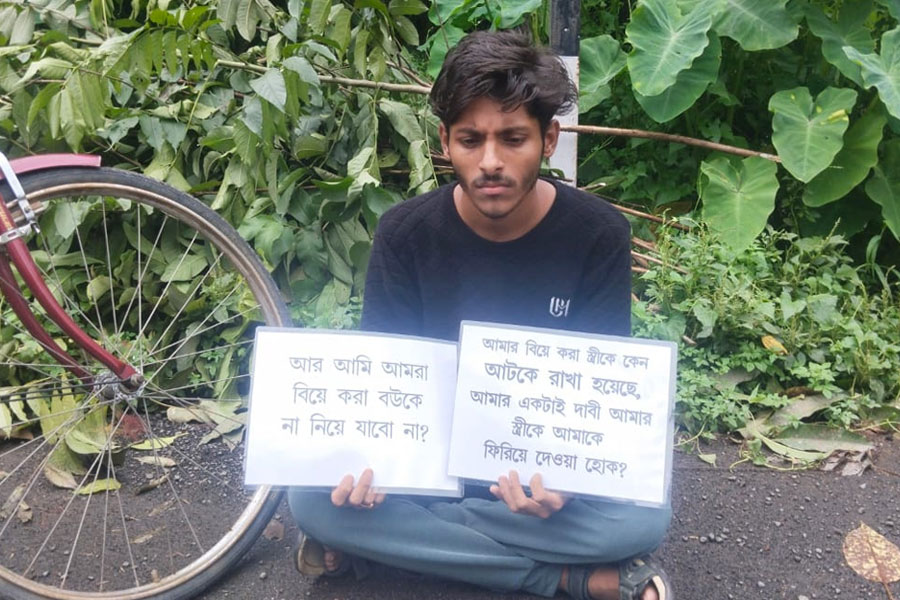 রাগ করে বাপের বাড়ি! বউয়ের মান ভাঙাতে হরিণঘাটায় পোস্টার হাতে ধরনায় যুবক