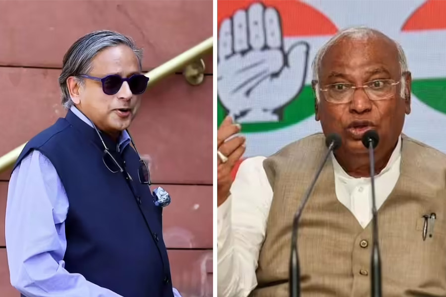 ‘ওড়ার জন্য অনুমতি লাগবে না’, খাড়গের কটাক্ষের পরেই ইঙ্গিতবাহী পোস্ট, দলবদলের পথে শশী?