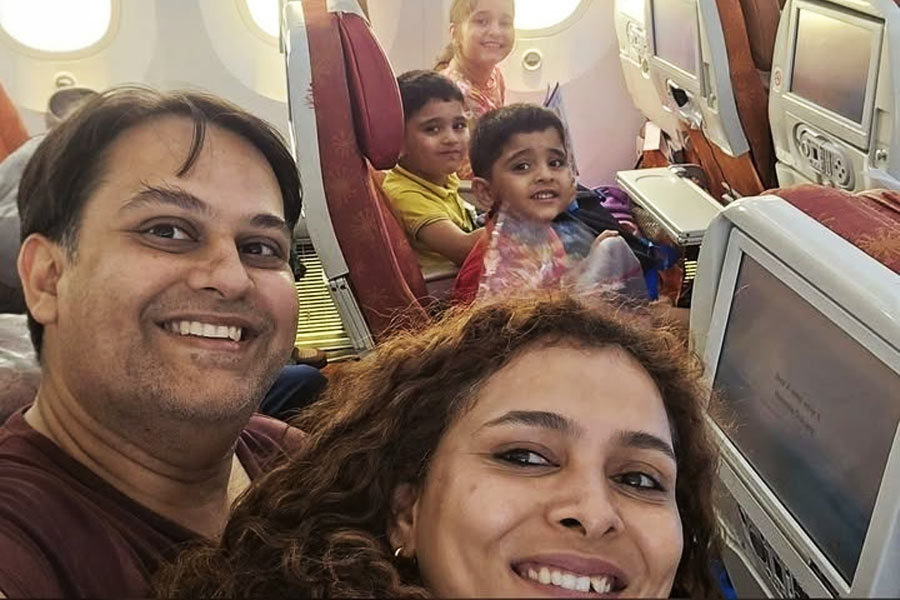 অধরা লন্ডনে সংসারের স্বপ্ন, বিমান দুর্ঘটনায় নিহত পরিবারের সেলফি দেখে চোখে জল নেটপাড়ার