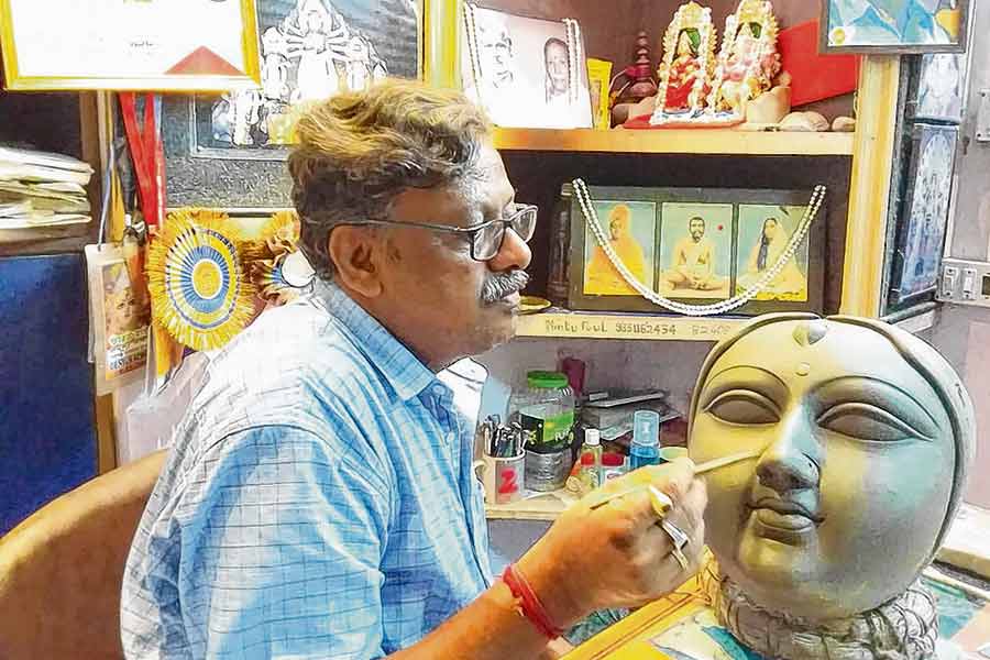 কুমোরটুলির স্টুডিওতে জোর ব্যস্ততা, মিন্টু পালের ২৬ প্রতিমা এবার পাড়ি দিচ্ছে বিদেশে