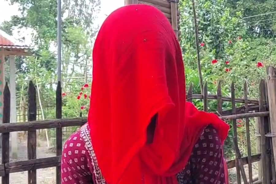 অন্যত্র বিয়ে ঠিক হয়েছে প্রেমিকের, জানতে পেরেই যুবকের বাড়ির সামনে ধরনায় প্রেমিকা!
